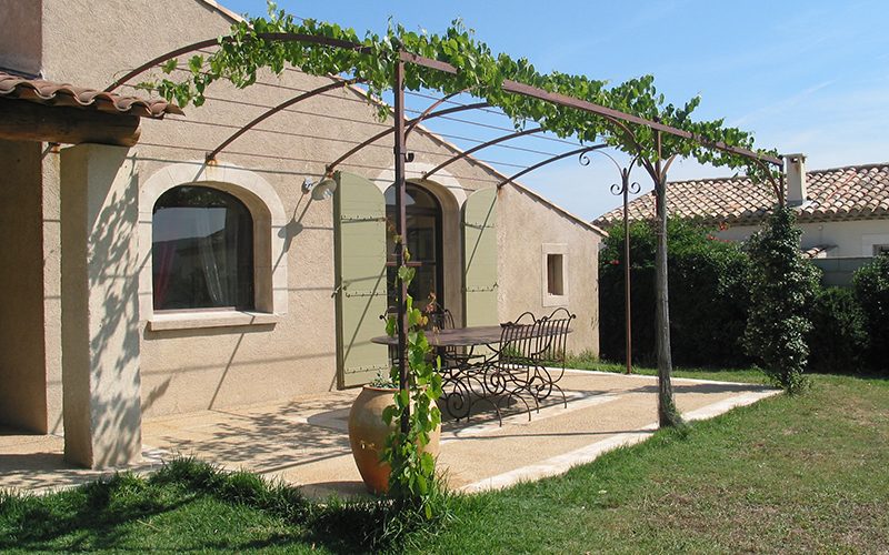 Pergola cintrée avec volutes