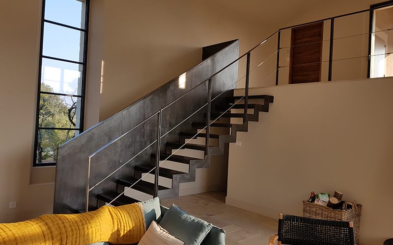 Escalier contemporain et garde-corps fil inox