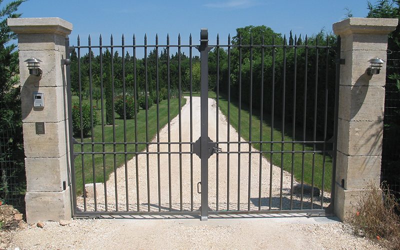 Portail 2 vantaux avec barreaudage rond et pointes de défense