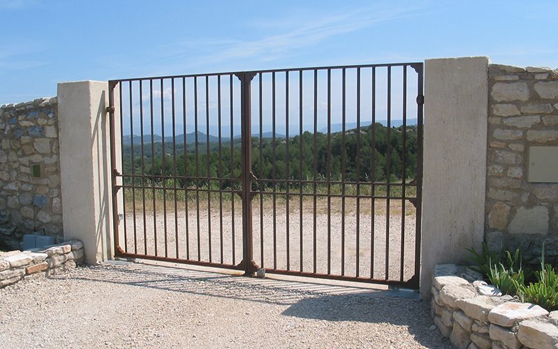 Portail 2 vantaux avec barreaudage rond et renforts d’angles moulurés