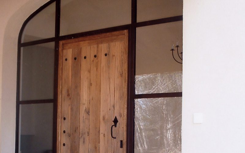 Chassis métal et verre intégrant une porte d’entrée vieux bois