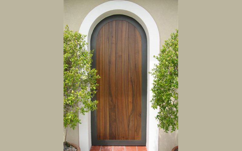 Porte d’entrée métal et bois plein cintre